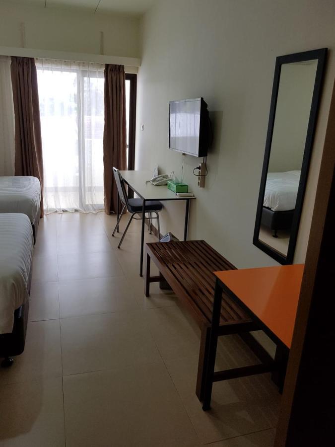 Hotel Larensia Labuan Bajo Esterno foto