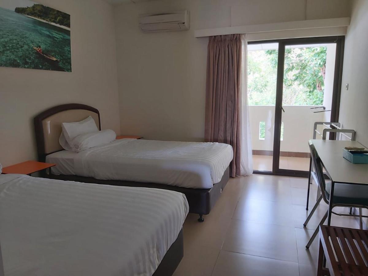 Hotel Larensia Labuan Bajo Esterno foto