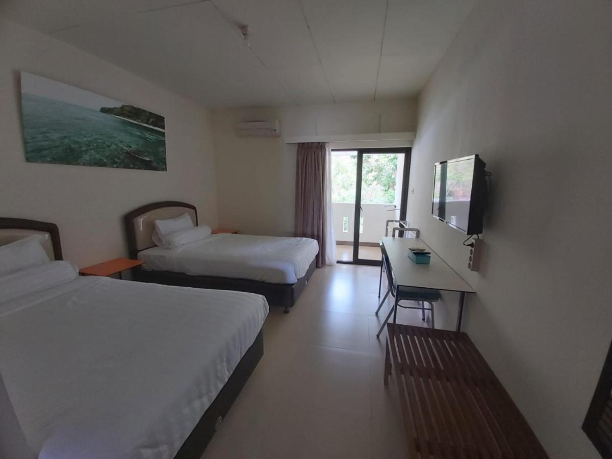 Hotel Larensia Labuan Bajo Esterno foto