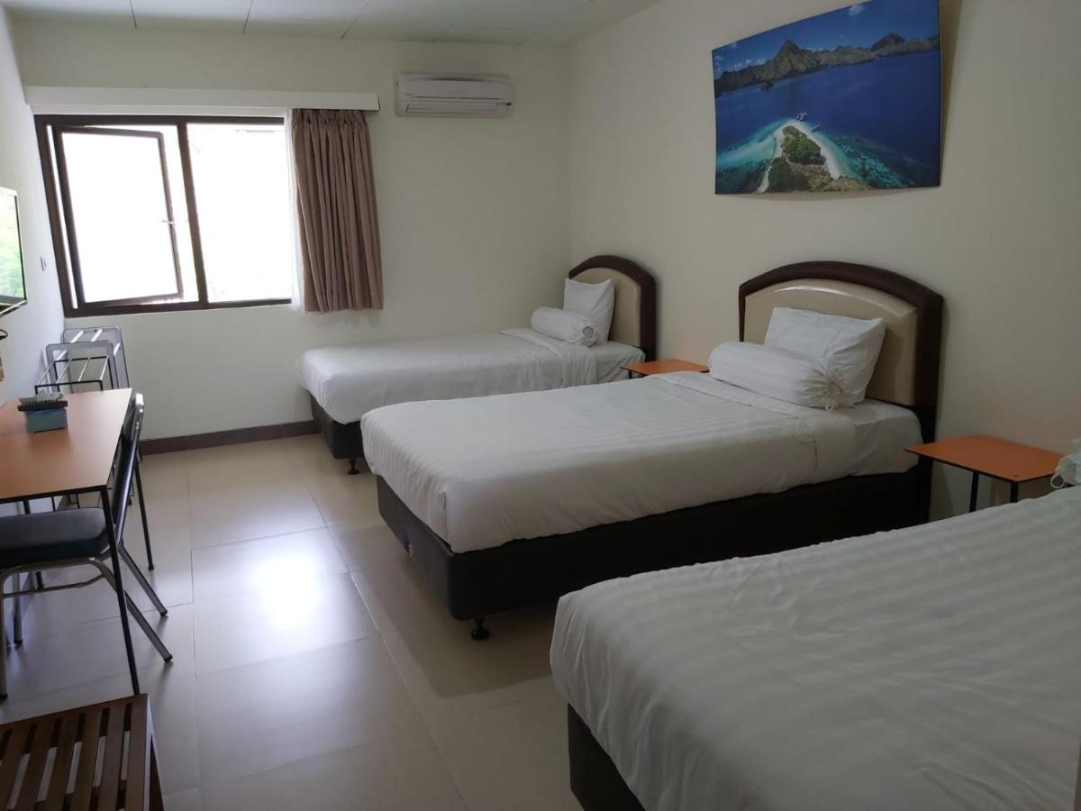 Hotel Larensia Labuan Bajo Esterno foto